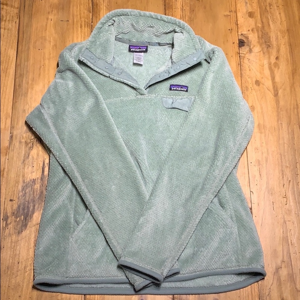 Women’s Patagonia light green half zip pull over
